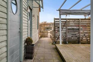5-Bed-Rooms House with Jacuzzi, Free Parking, and 2 Toilets-Bath in Malm
