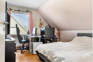 5-Bed-Rooms House with Jacuzzi, Free Parking, and 2 Toilets-Bath in Malm