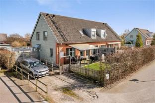 5-Bed-Rooms House with Jacuzzi, Free Parking, and 2 Toilets-Bath in Malm